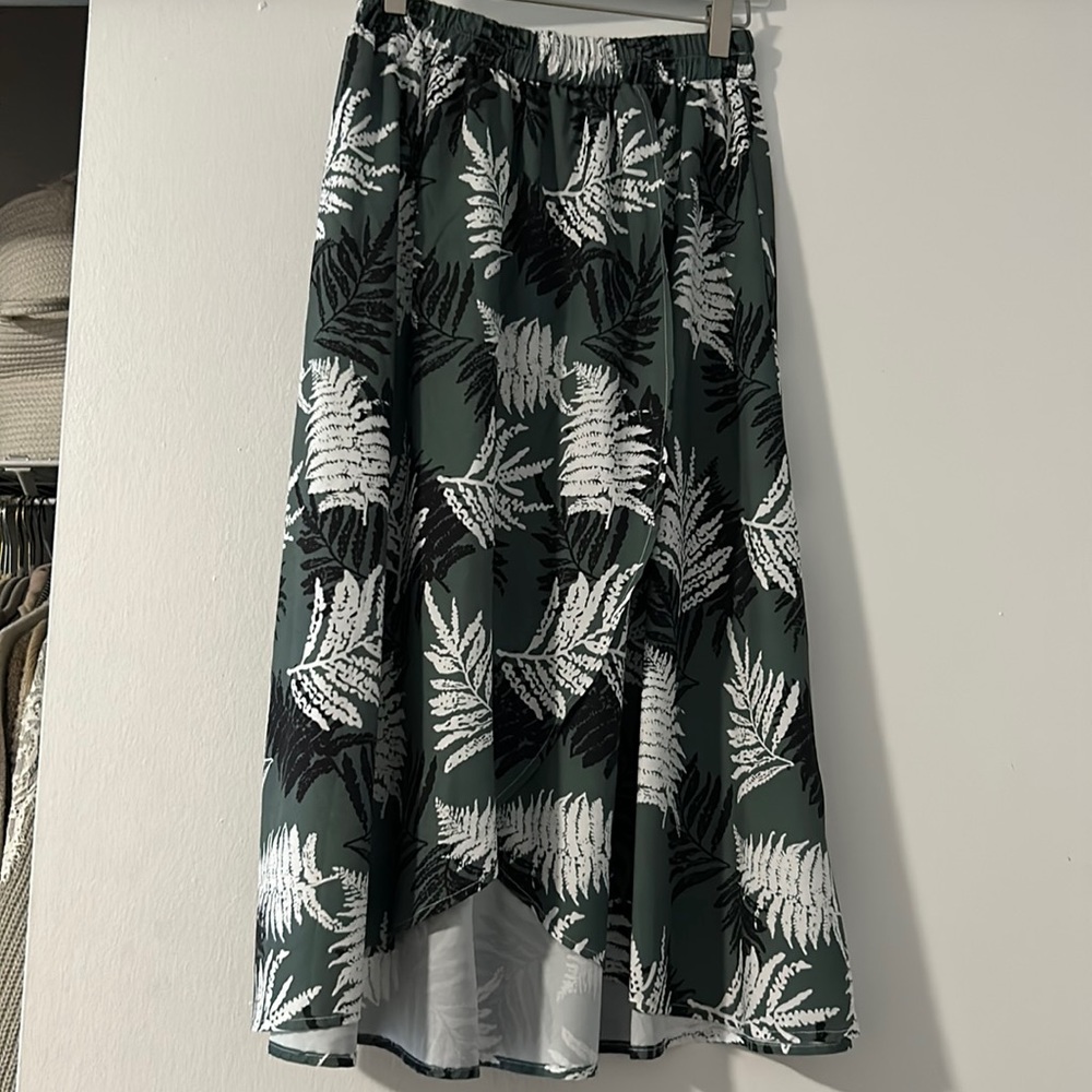 Asymmetrical skirt. SHEIN.